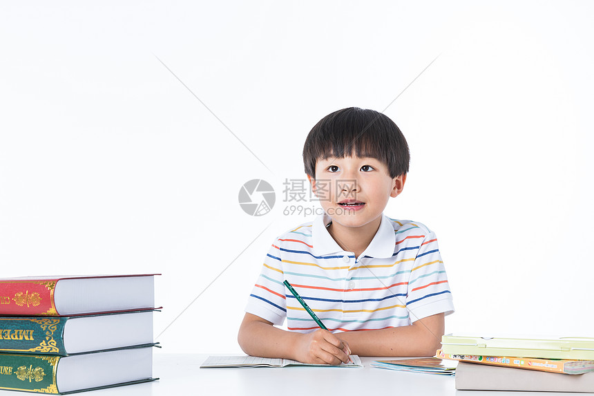 儿童在课桌上写作业图片