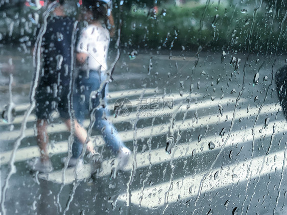 雨中漫步的情侣图片