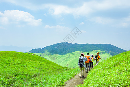 蓝天草地人江西武功山户外风光背景