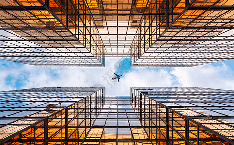 城建筑天空中的飞机背景