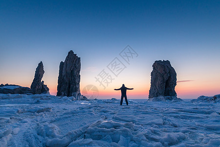 冰雪探险者冬季冒险家高清图片