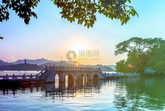 夕阳山脉小桥背景图片