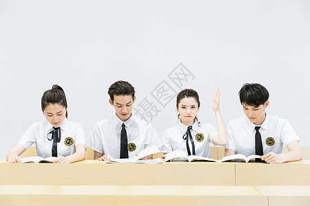 课堂上准备举手发言的女同学大学生图片