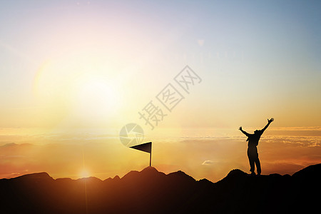 夕阳下登山人物剪影高清图片