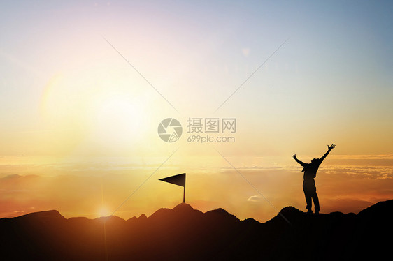 夕阳下登山人物剪影 图片