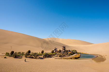 敦煌鸣沙山字体月牙泉背景