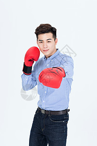 年轻男性戴拳击手套形象高清图片