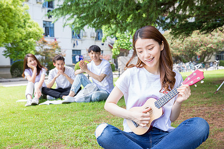 校园生活学生弹尤克里里图片