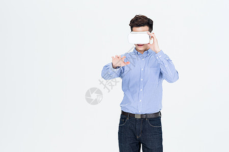 年轻男子戴VR眼镜体验虚拟现实图片