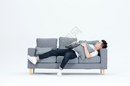 躺在沙发上休息睡觉的青年男性疲倦高清图片素材