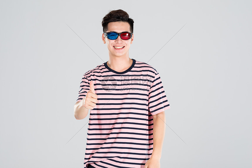 青年男性戴3D眼镜开心状态图片
