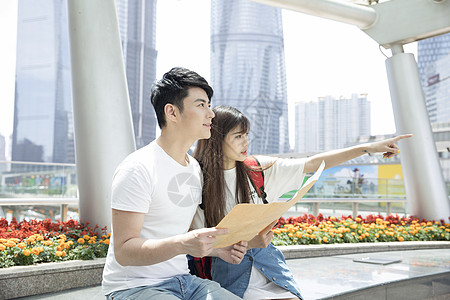 上海地图旅行观看地图的情侣背景