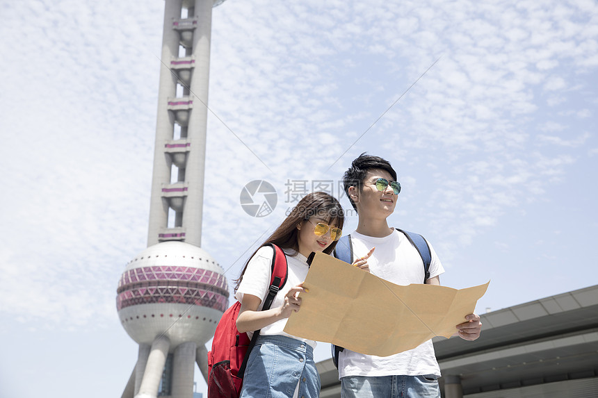 东方明珠下看地图的情侣图片