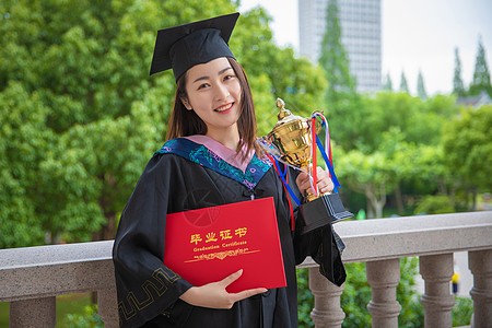 大学毕业奖杯优秀毕业生获奖握住奖杯背景