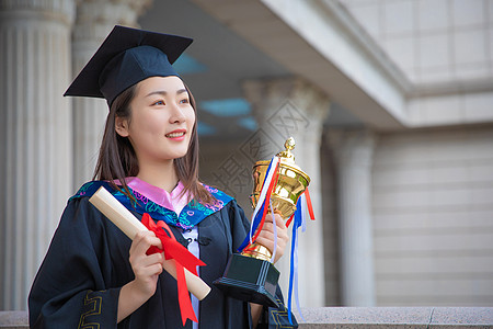 大学毕业奖杯获奖优秀毕业生抬头看着远处背景