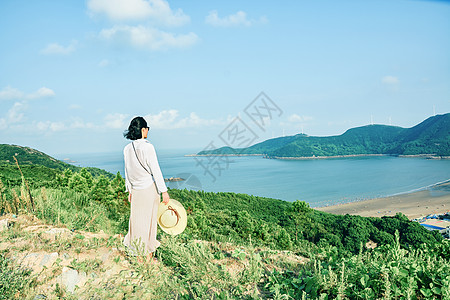 檀头山岛海边吹风的女性背景