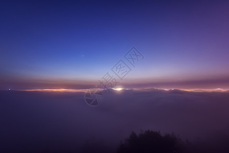 云海平流雾下的城市夜景图片