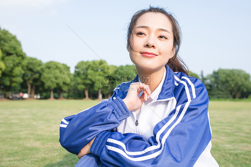 甜美少女写真校园草坪图片