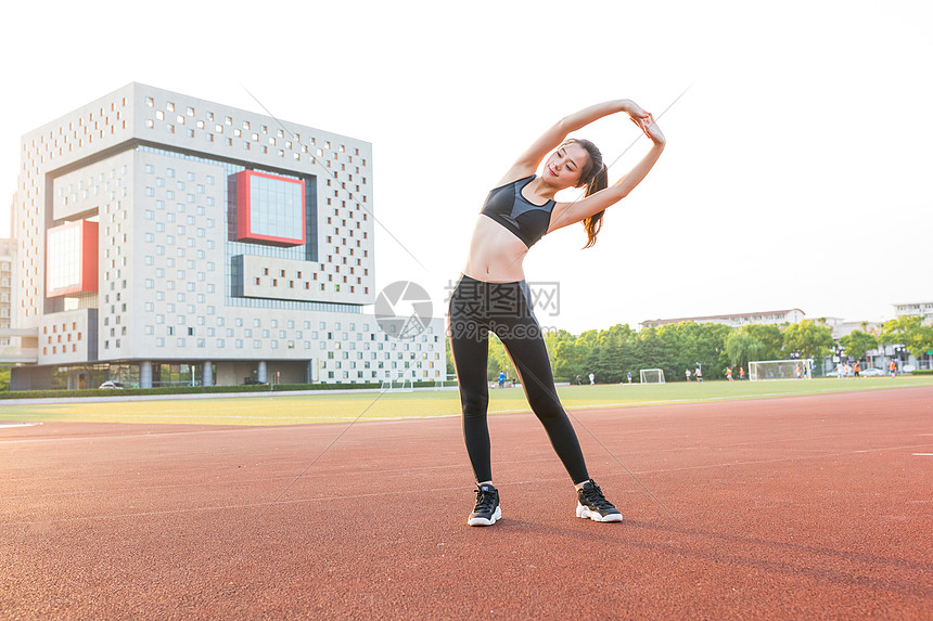 校园操场上运动锻炼的女生 第1页