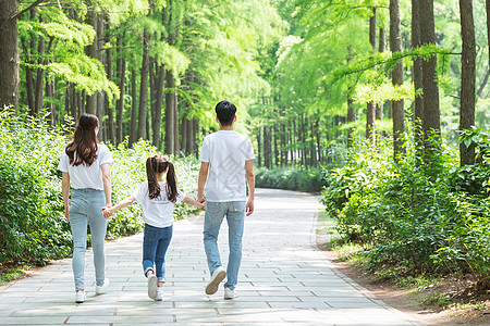 陪伴父母一家人公园牵手散步背景