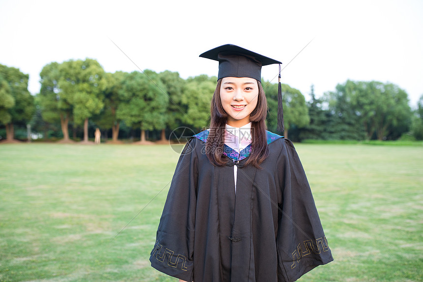 穿着学士服开心毕业的大学生图片