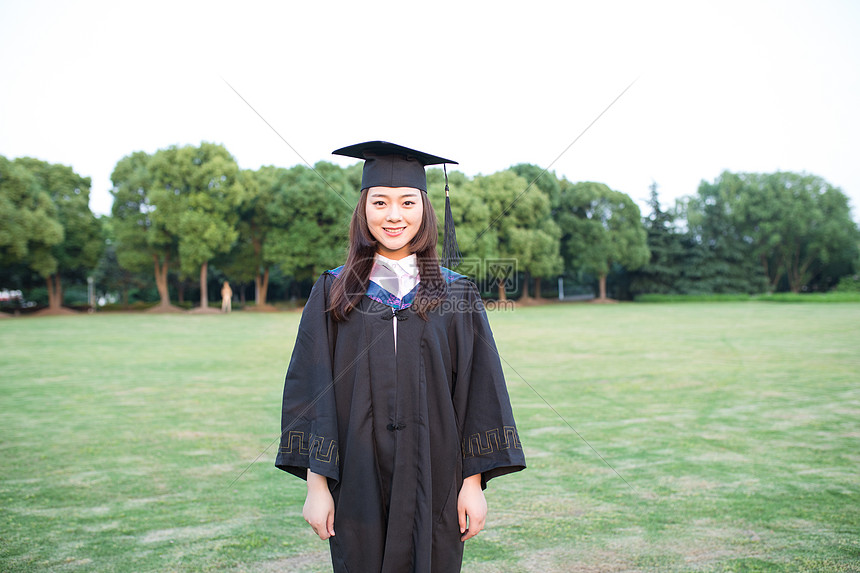 穿着学士服开心毕业的大学生图片