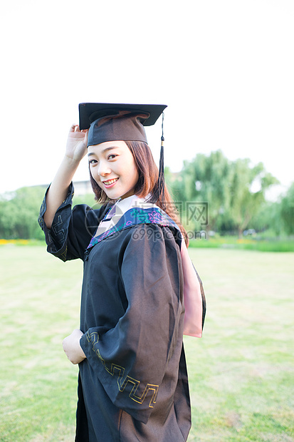 穿着学士服开心毕业的大学生图片