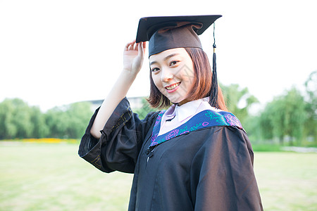 卡通少女穿着学士服开心毕业的大学生背景