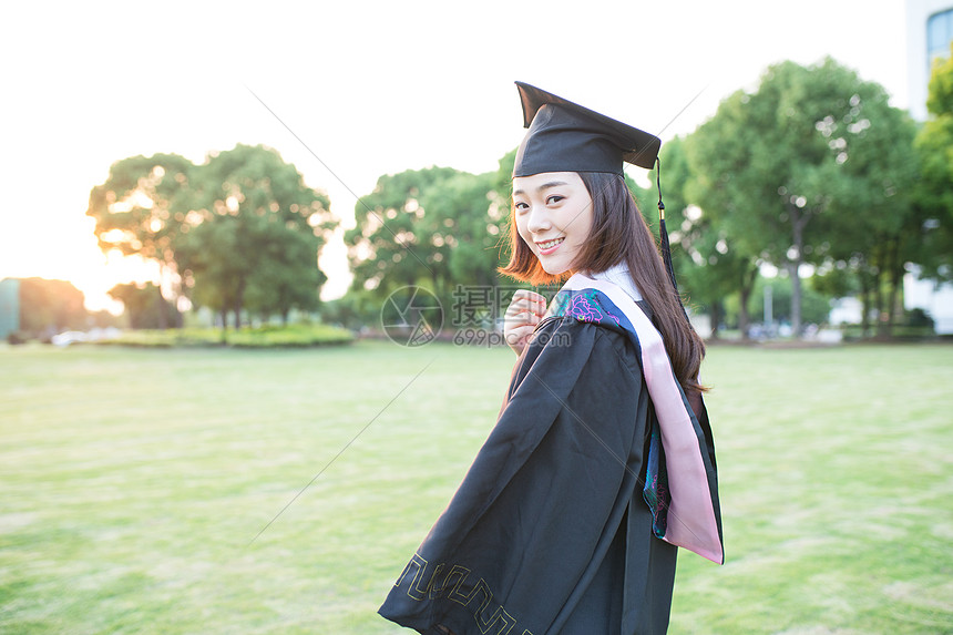 穿着学士服开心毕业的大学生图片