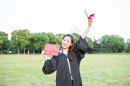 校园写真毕业季大学毕业生欢呼毕业背景