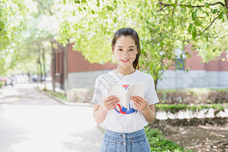 学生时代大学里看书阅读的同学背景