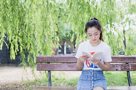 看书的女生大学里看书阅读的同学背景