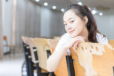 坐在教室里的甜美女生背景图片