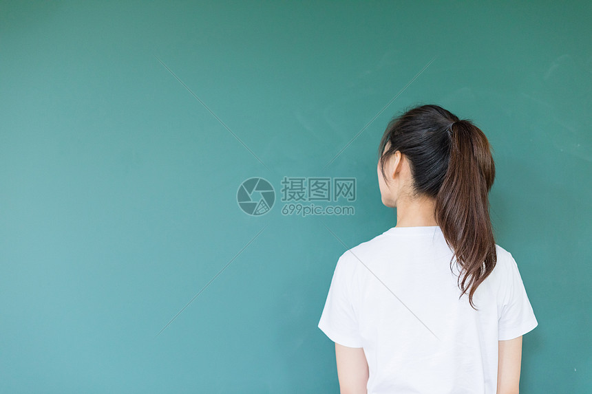 站在黑板前的女同学图片