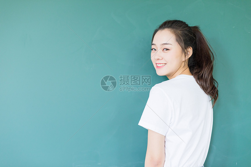 站在黑板前的女同学图片