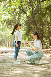 公园里母亲给孩子喝水图片