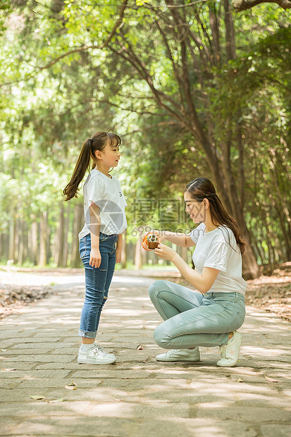 公园里母亲给孩子喝水图片