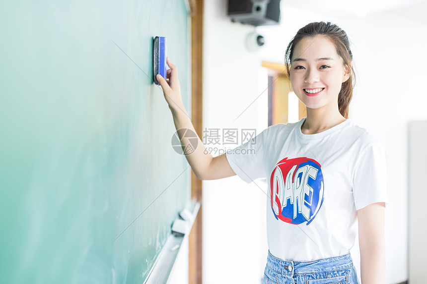 站在黑板前的女同学图片