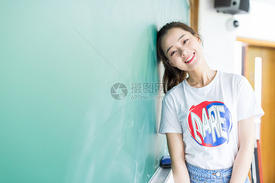 站在黑板前的女同学图片