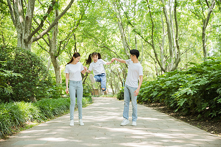 一家人牵手跳跃高清图片