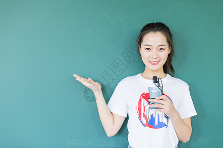 校园写真毕业季校园学生同学站在讲台黑板前背景