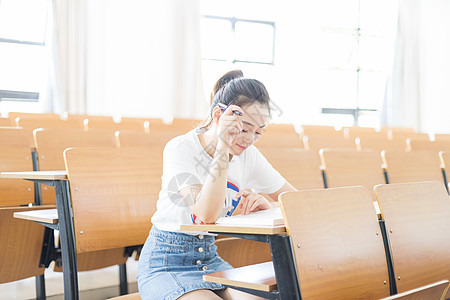 校园写真毕业季女学生教室看书背景