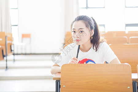 女学生教室看书高清图片