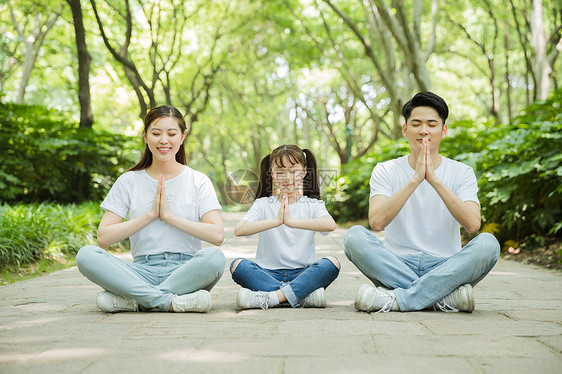 一家人坐地上合掌图片