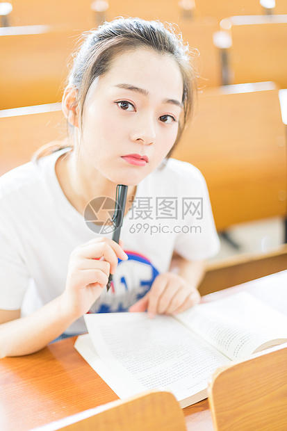 女学生教室看书图片