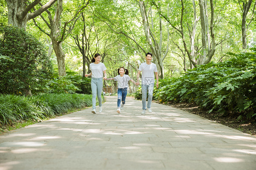 一家人公园里牵手奔跑图片