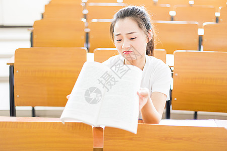 教室里调皮搞怪的女学生图片