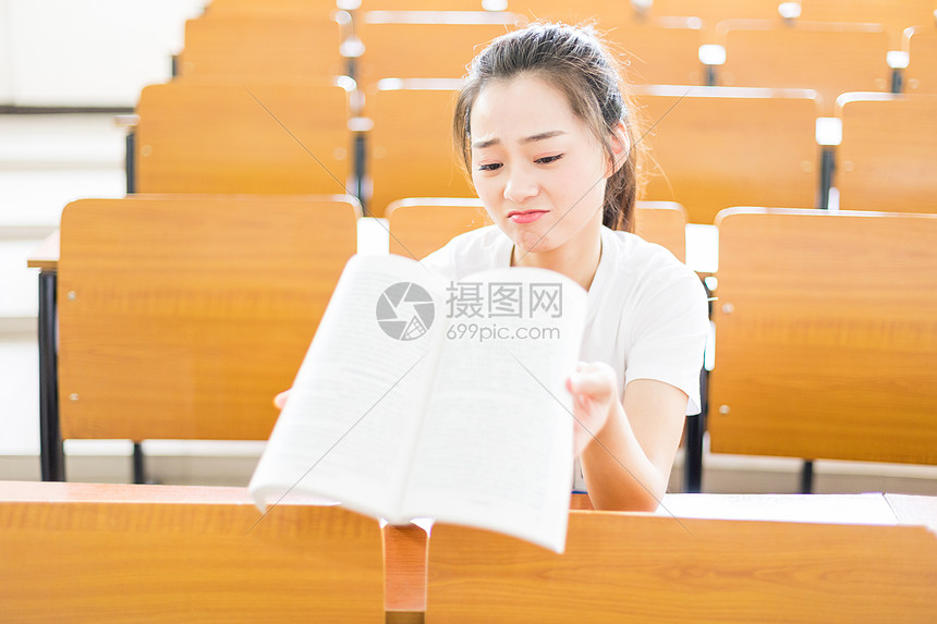 教室里调皮搞怪的女学生图片