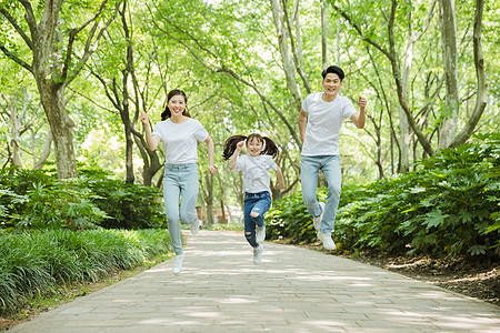 亲子跑一家人公园里跳跃背景