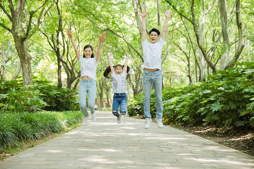 一家人公园里跳跃图片